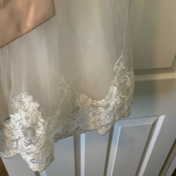 CHANTILLY PLACE - CREAM & LACE DRESS - Picture 5 of 8